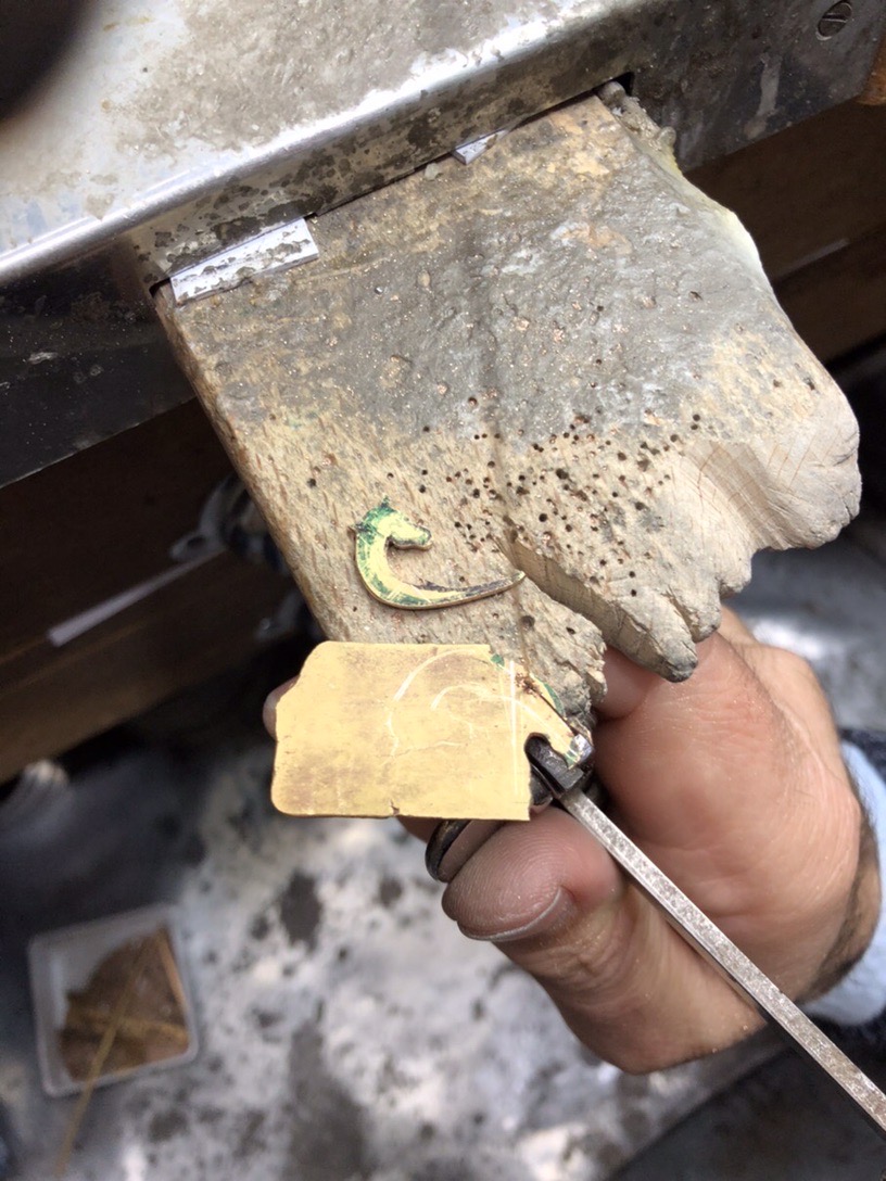 taller de joyer&iacute;a artesana elche proceso de colgante caballos en oro blanco y rosa